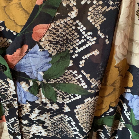 Cabi#3762 snake/floral top Small - Picture 4 of 10